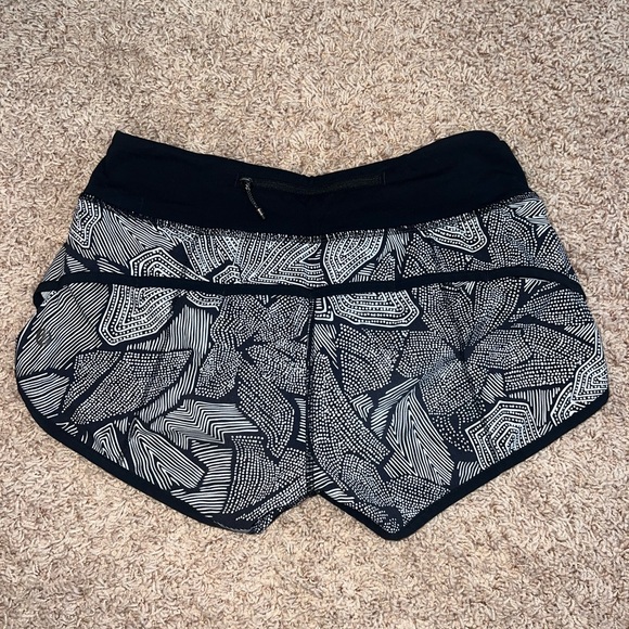 lululemon speed up shorts - Picture 2 of 3